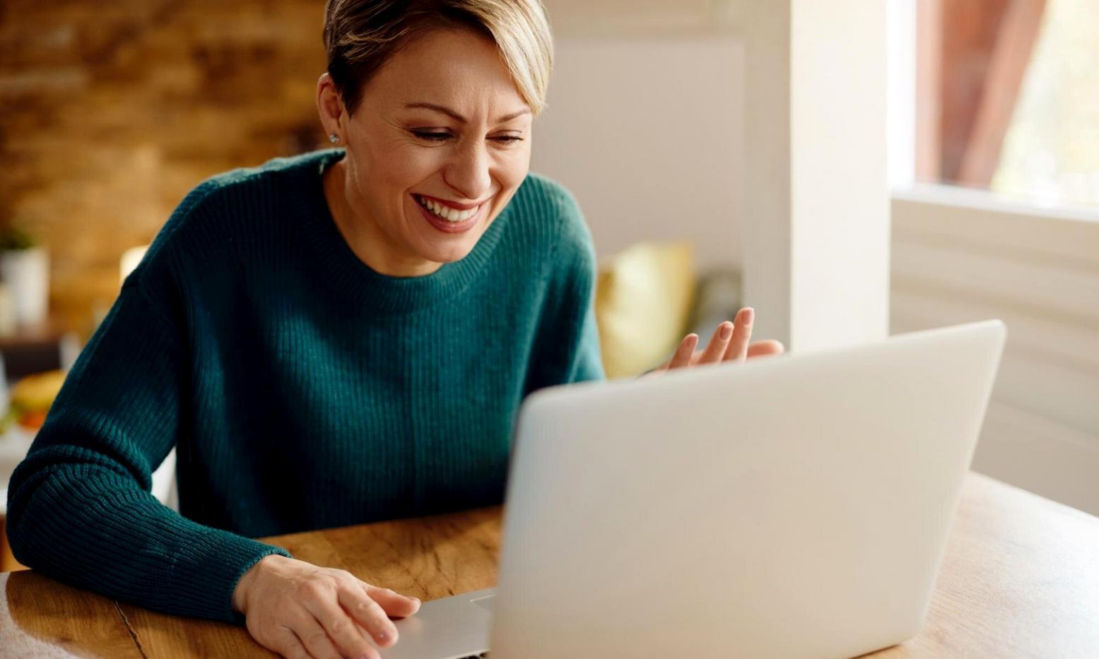 Profesionales trabajando con datos financieros y modelos de riesgo presupuestario