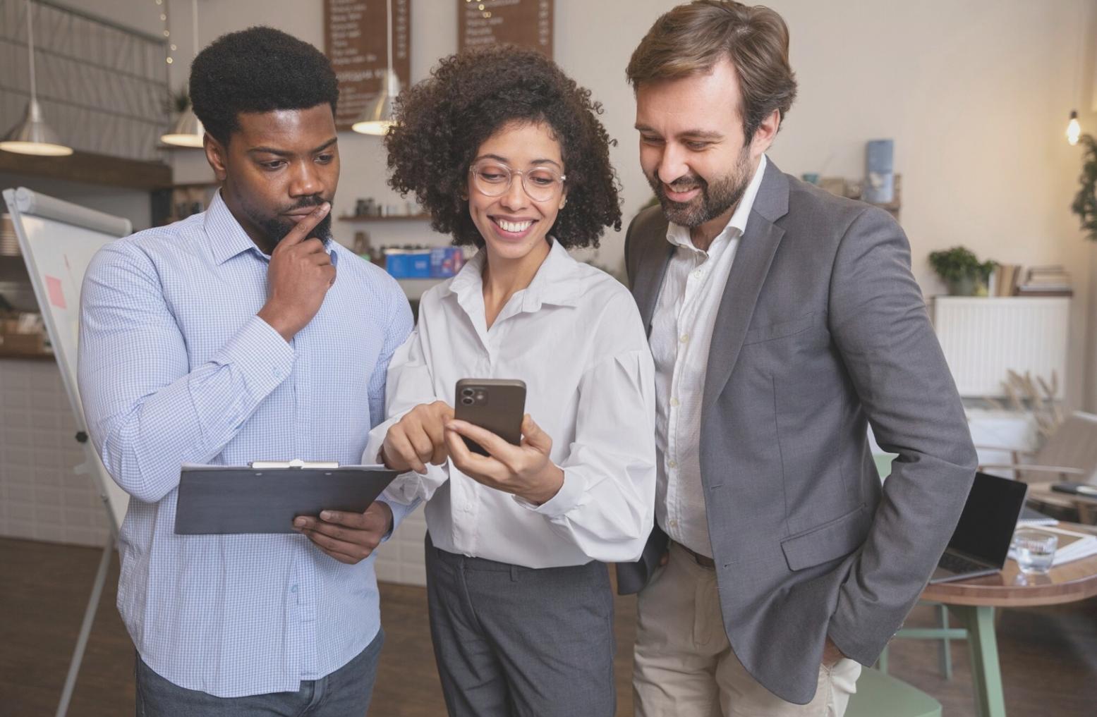 Equipo de pexarifyr trabajando en análisis presupuestario colaborativo